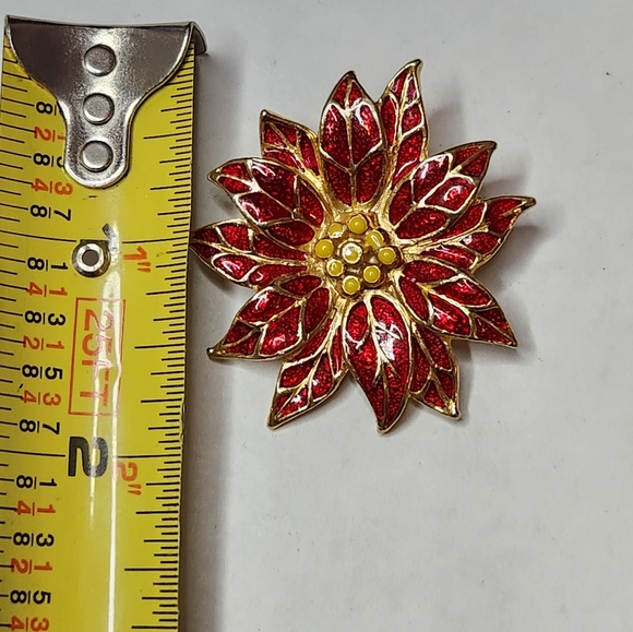 Vintage Textured Gold Tone & Enamel Flower Pin Brooch Poinsettia Christmas Pin - Picture 4 of 4